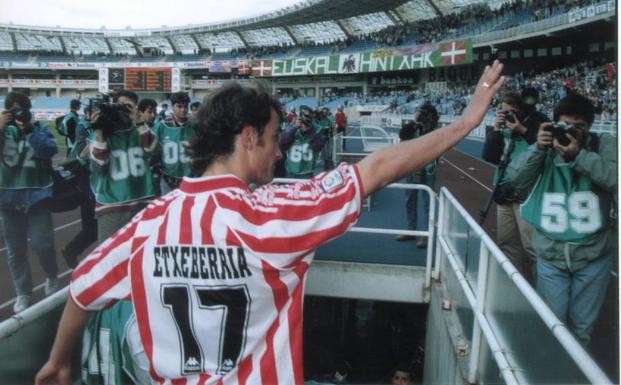 Joseba Etxeberria, con la camiseta del Athletic, en Anoeta.