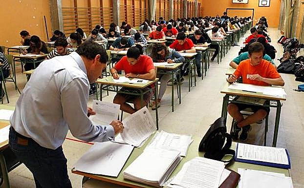 Estudiantes de ESO realziando los exámenes de fin de curso. 