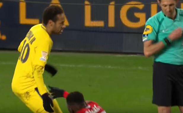 El feo gesto de Neymar con un rival