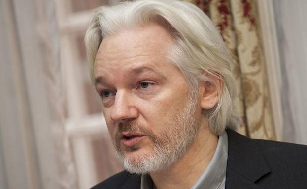 Nacido en Australia en 1971 y ‘hacker’ juvenil, Julian Assange alcanzó la fama con la filtración de miles de documentos en Wikileaks. Tiene la nacionalidad ecuatoriana.