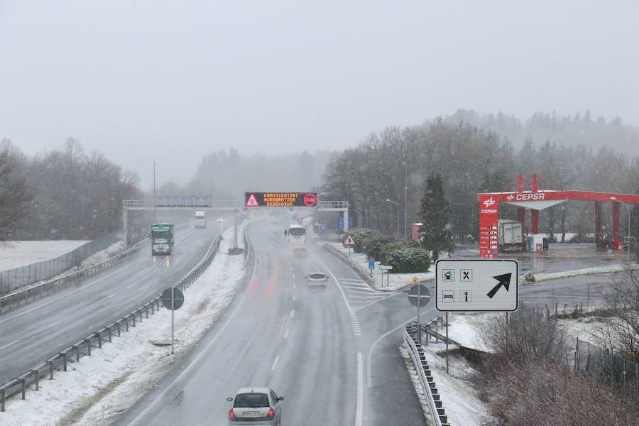 La nieve cubre de blanco el territorio alavés