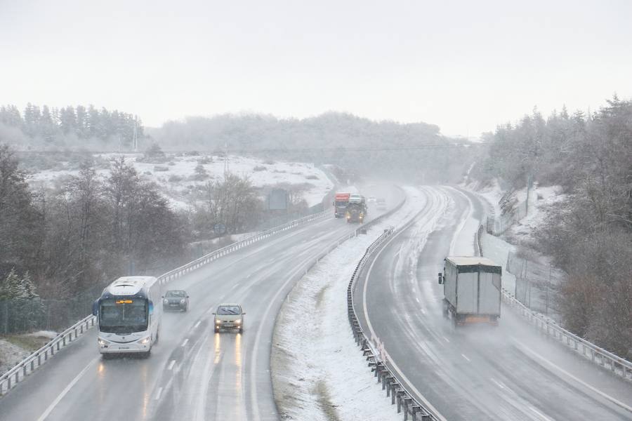 La nieve cubre de blanco el territorio alavés