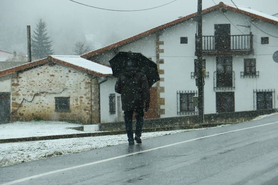 La nieve cubre de blanco el territorio alavés