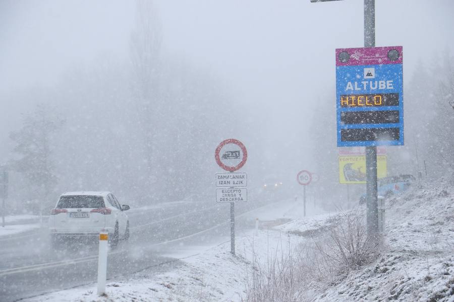 La nieve cubre de blanco el territorio alavés