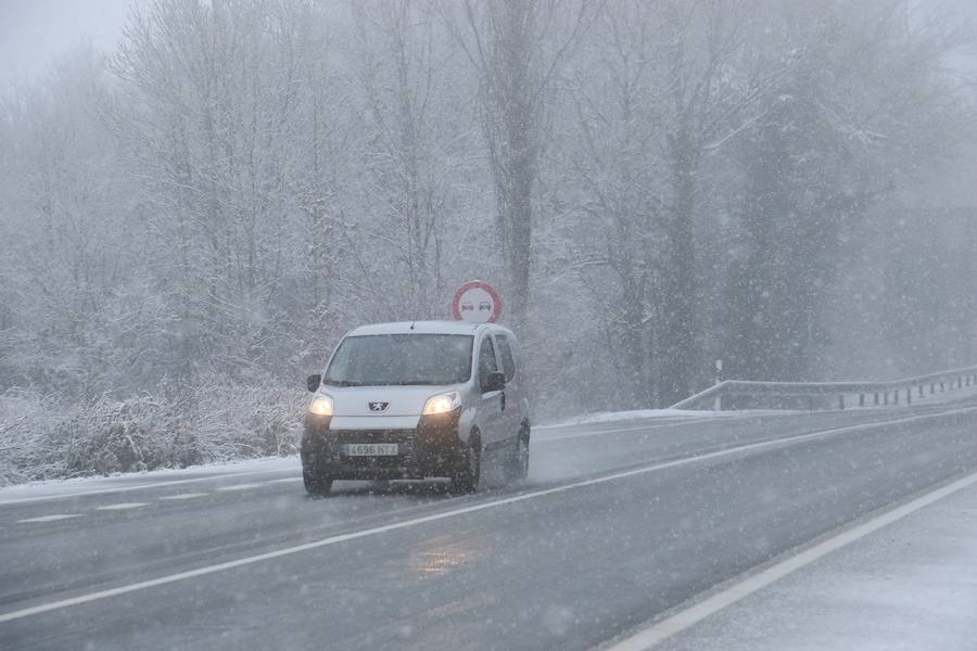 La nieve cubre de blanco el territorio alavés