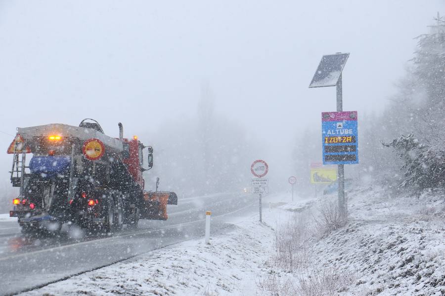 La nieve cubre de blanco el territorio alavés