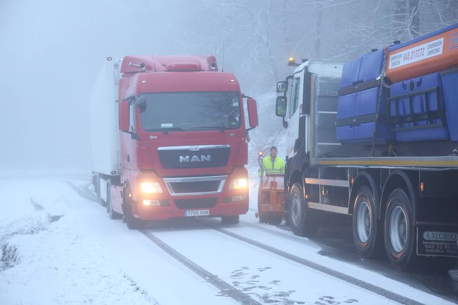 La nieve cubre de blanco el territorio alavés