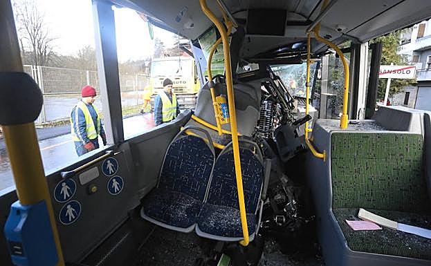 Galería. Los vehículos han chocado de forma frontal a las seis de la mañana. 