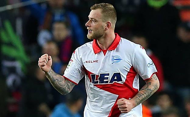 Guidetti, con la camiseta del Alavés, en el Camp Nou. 