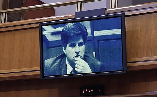 La imagen del parlamentario Gregorio Ordóñez en las pantallas de la Cámara vasca.