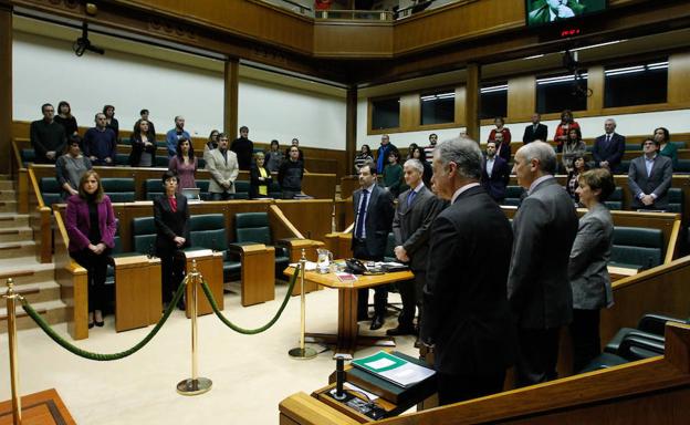 Minuto de silencio en homenaje a Gregorio Ordoñez en el Parlamento vasco.