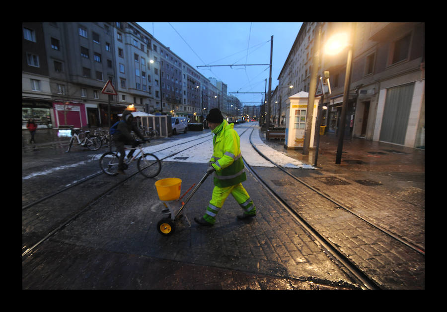 La anunciada nevada ha caído sobre Vitoria, pero no entorpece el día a día