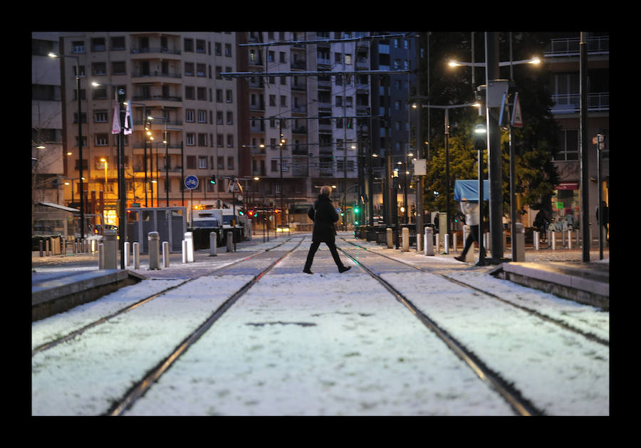 La anunciada nevada ha caído sobre Vitoria, pero no entorpece el día a día