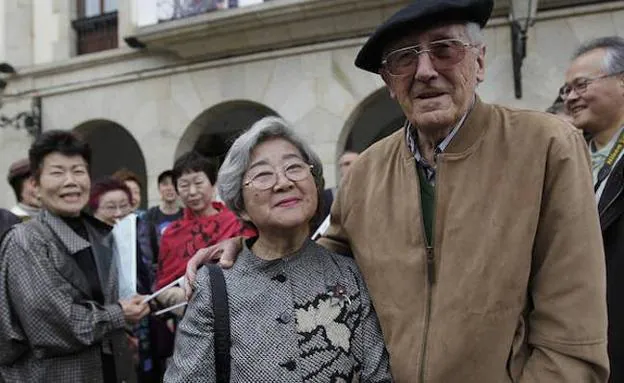 Luis Iriondo junto a supervivientes de Hiroshima y Nagasaki, que conforman la iniciativa 'Marchemos juntos en paz'. 