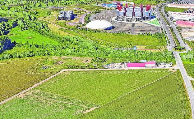 Vista aérea de los terrenos por los que se ha interesado el Alavés para construir su ciudad deportiva en Zurbano, cerca del Buesa Arena. 