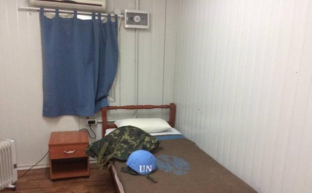 Habitacion en base militar Miguel de Cervantes de Marjayoún. Sobre la cama casco de la ONU y chaleco antifragmentación.