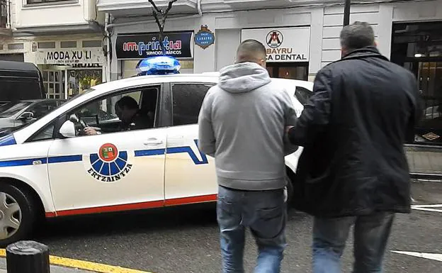 La Ertzaintza se lleva a uno de los detenidos por el asalto a un chalé de Sopela en diciembre.