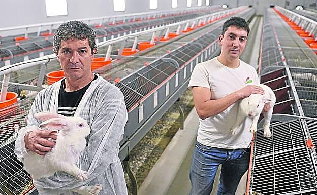 Salazar y Bringas sostienen hembras preñadas.