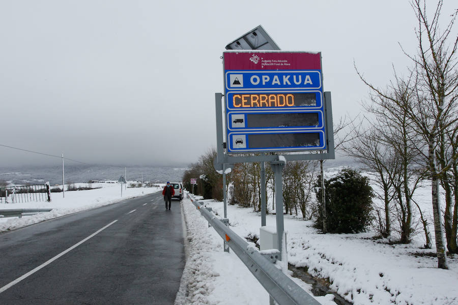 Diversión e inconvenientes. La nieve en Álava no siempre cae a gusto de todos