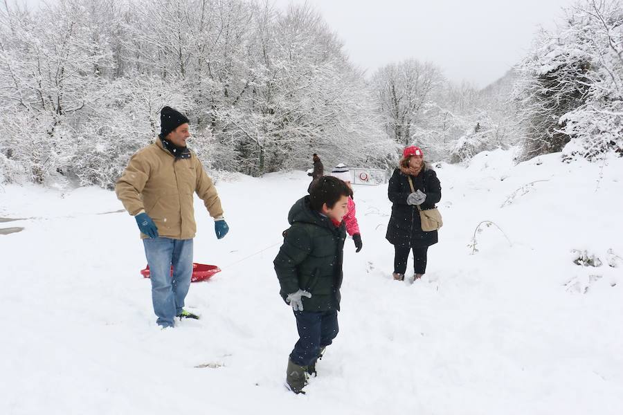 Diversión e inconvenientes. La nieve en Álava no siempre cae a gusto de todos