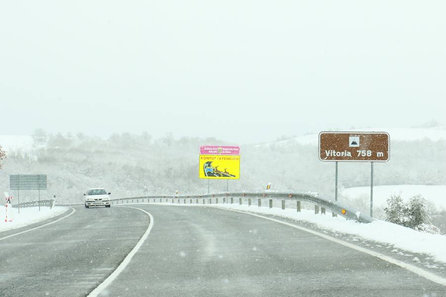 Diversión e inconvenientes. La nieve en Álava no siempre cae a gusto de todos