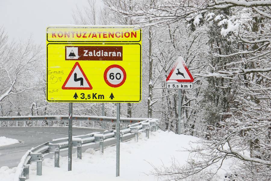 Diversión e inconvenientes. La nieve en Álava no siempre cae a gusto de todos