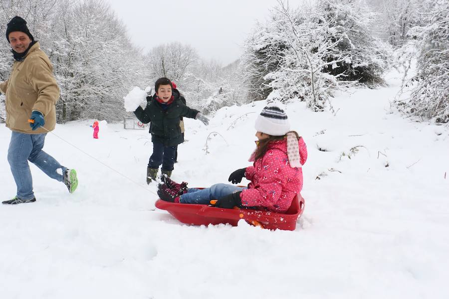 Diversión e inconvenientes. La nieve en Álava no siempre cae a gusto de todos