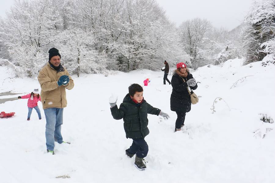 Diversión e inconvenientes. La nieve en Álava no siempre cae a gusto de todos