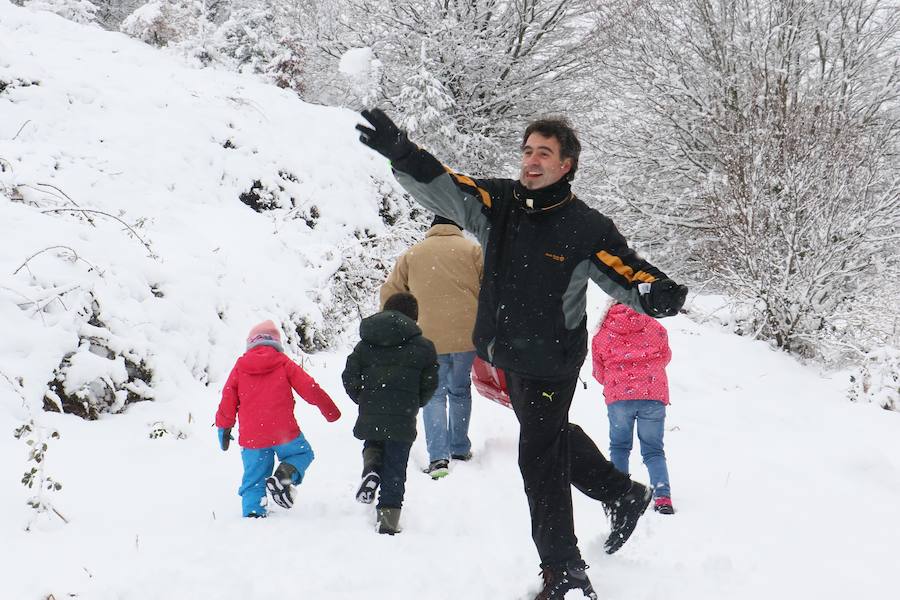 Diversión e inconvenientes. La nieve en Álava no siempre cae a gusto de todos