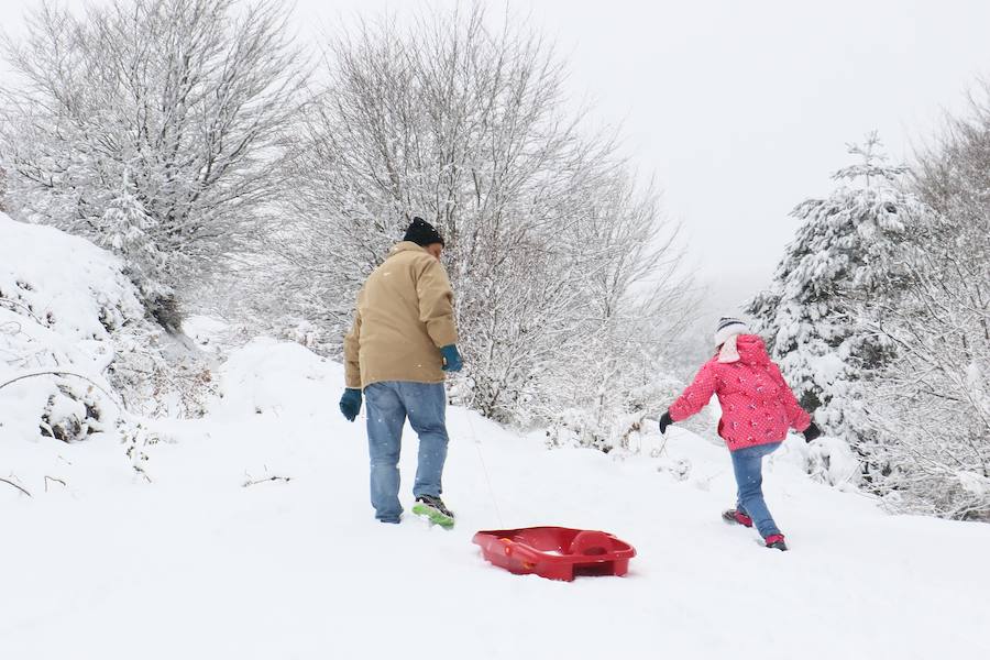 Diversión e inconvenientes. La nieve en Álava no siempre cae a gusto de todos