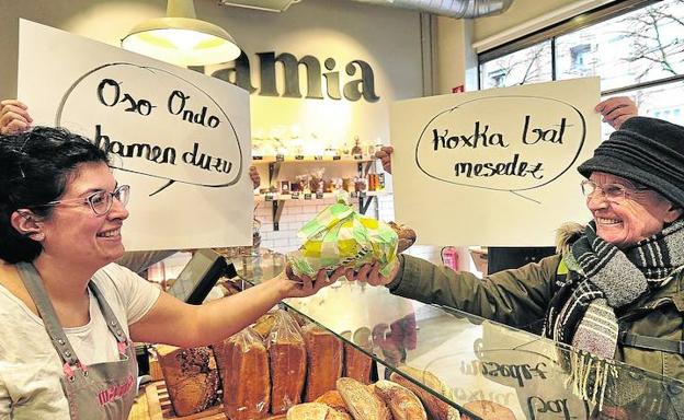 Una dependienta de la panadería Mamia atiende en euskera a una clienta. 