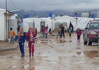 Imagen secundaria 1 - Un campo de refugiados sirios en Líbano y 