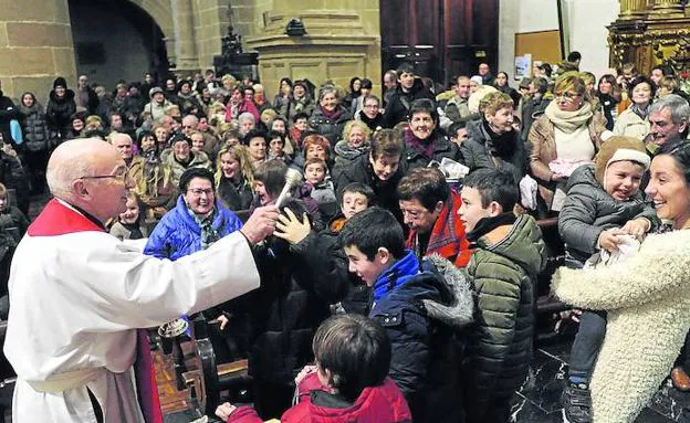 Bendición. La parroquia San Andrés se llenó hasta los topes en una cita especialmente seguida al celebrarse San Blas en sábado. 