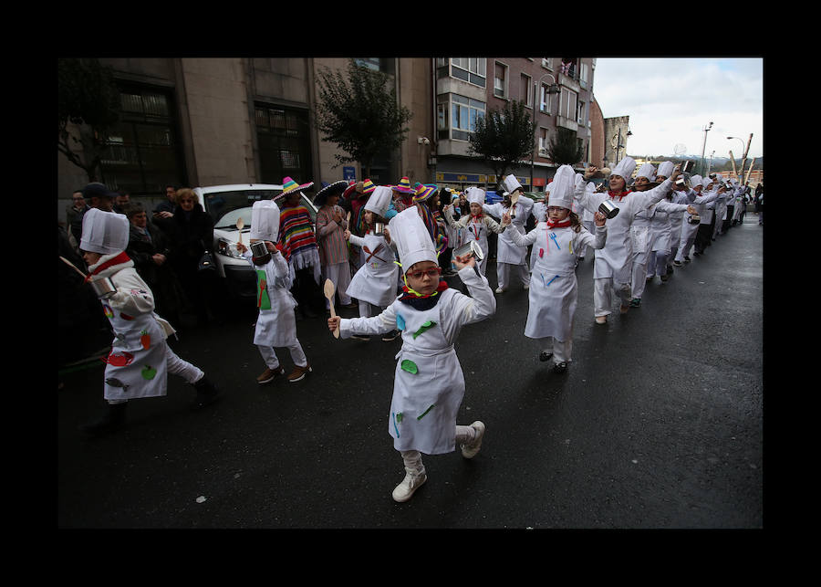 El barrio bilbaíno de Deusto ha iniciado hoy su festividad con motivo de los carnavales y ha llenado las calles de disfraces y sonrisas.