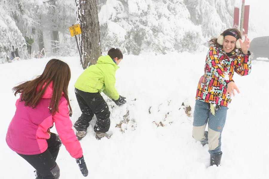 Domingo de nieve en los puntos altos de Álava