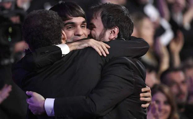 Eneko Sagardoy se abraza a los directores, Jon Garaño y Aitor Arregi, tras recibir el Goya al mejor actor revelación. 
