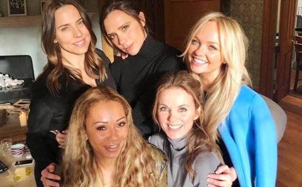 Arriba, Melanie C, Victoria Beckham y Emma Bunton. Abajo, Mel B y Geri Halliwell. A la izquierda, el móvil que desató comentarios.