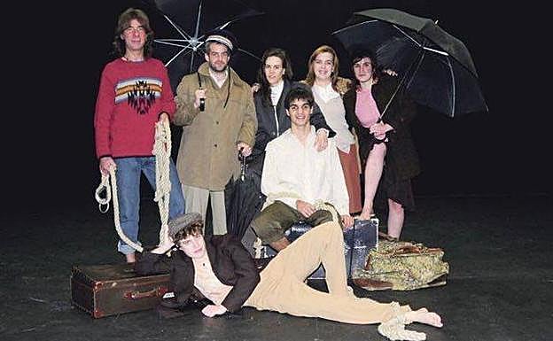 'Txotxe', a la izquierda, y Eneko Sagardoy, en el centro, junto a miembros de Karrika. 