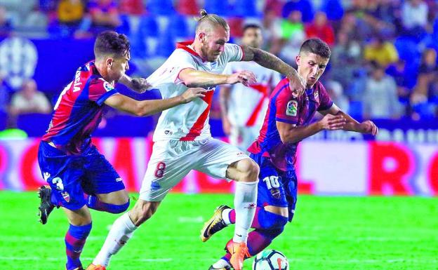 Aleksandar Katai conduce la pelota en el partido ante el Levante en el Ciudad de Valencia. 