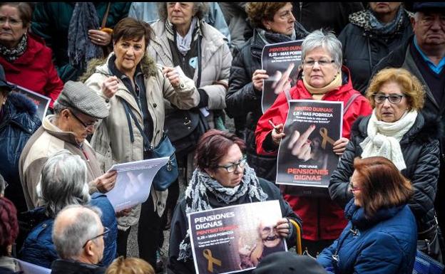 Los manifestantes frente al Ayuntamiento. 