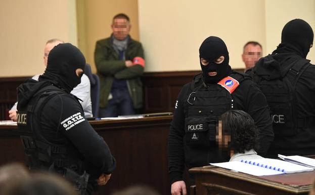 Agentes de policía enmascarados custodian a Salah Abdeslam.