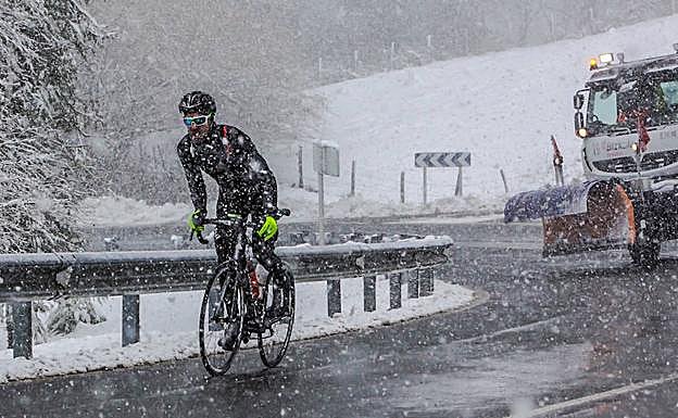 Los quitanieves de Basalan se preparan para lo peor. En la noche de ayer se incorporaron otras dos máquinas al servicio.