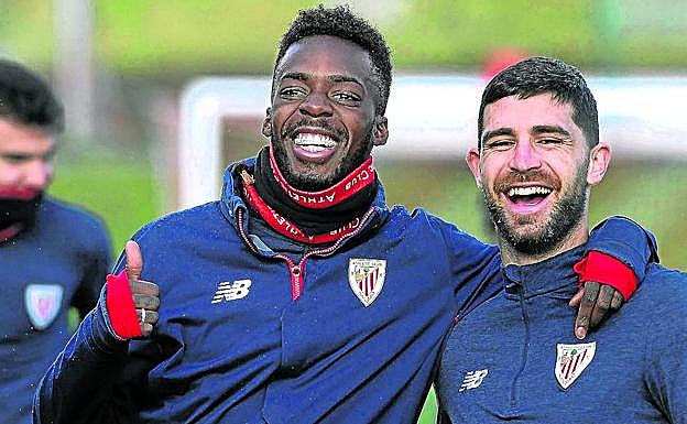 Williams y Yeray se muestran felices momentos antes de iniciar una sesión de trabajo en Lezama.