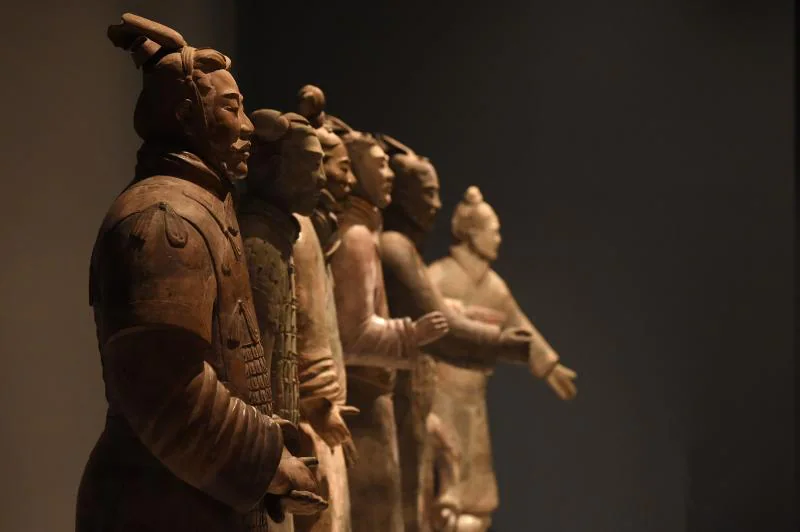 Las imponentes figuras a tamaño real serán exhibidos en la ciudad inglesa gracias a una exposición que muestra una pequeña parte del 'ejército de barro' que ordenó moldear el primer emperador de China de la Dinastia Qin, Qin Shi Huang, cuyo mausoleo alberga 8.000 esculturas de soldados y caballos