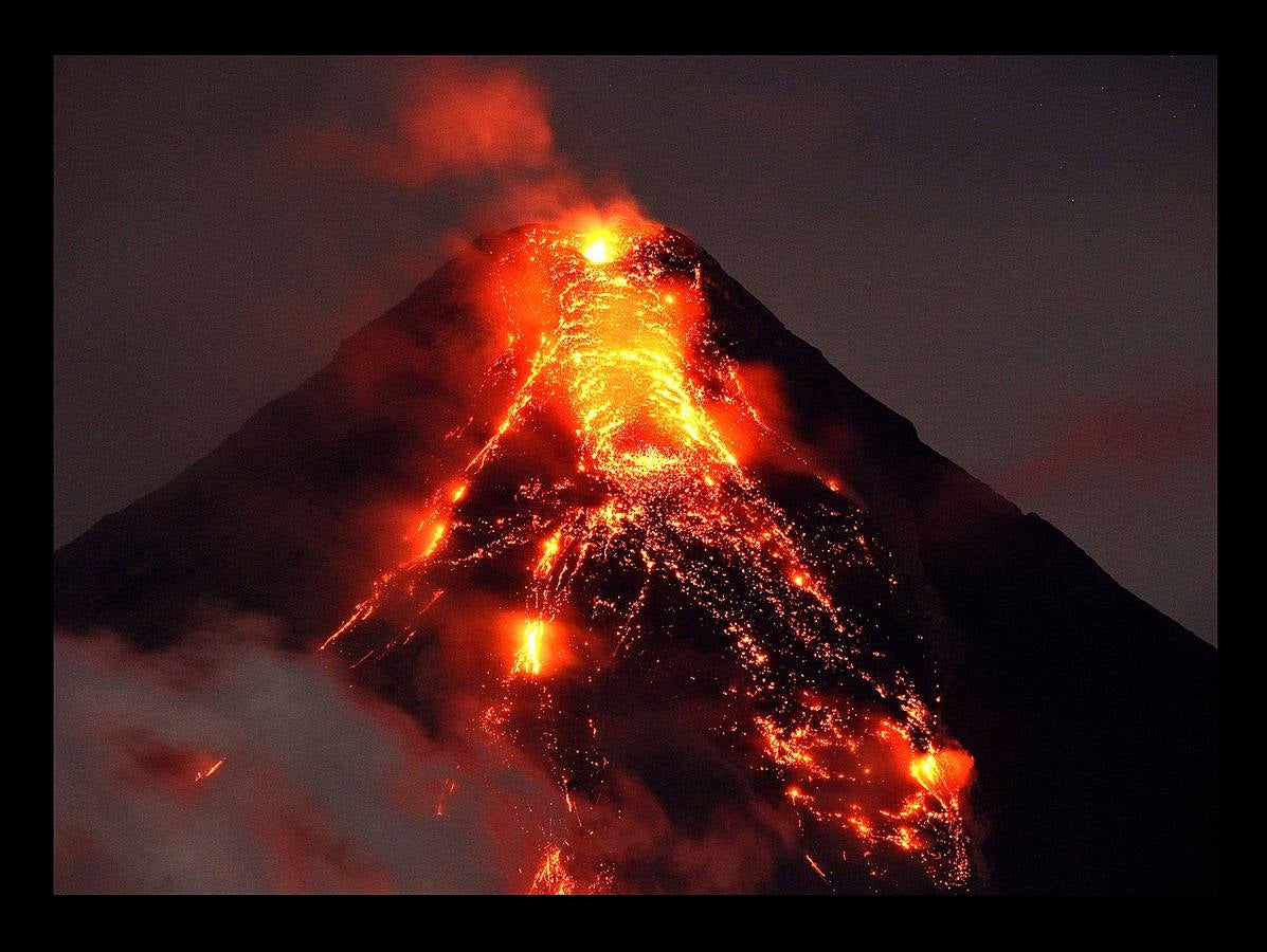 Alrededor de 70.000 personas han tenido que ser evacuadas desde que hace tres semanas el volcán Mayón, el más activo de Filipinas, entrara en erupción. El cráter, situado a 2.421 metros sobre el nivel del mar, se encuentra al norte de la ciudad de Legazpi, al sur de Manila. Las intensas expulsiones de magma produjeron columnas de cenizas y gases que superan el kilómetro de altura y han formado ríos de lava de más de 3 kilómetros de longitud desde la boca del volcán. Las autoridades mantienen la alerta. Se teme una explosión peligrosa en las próximas horas o días