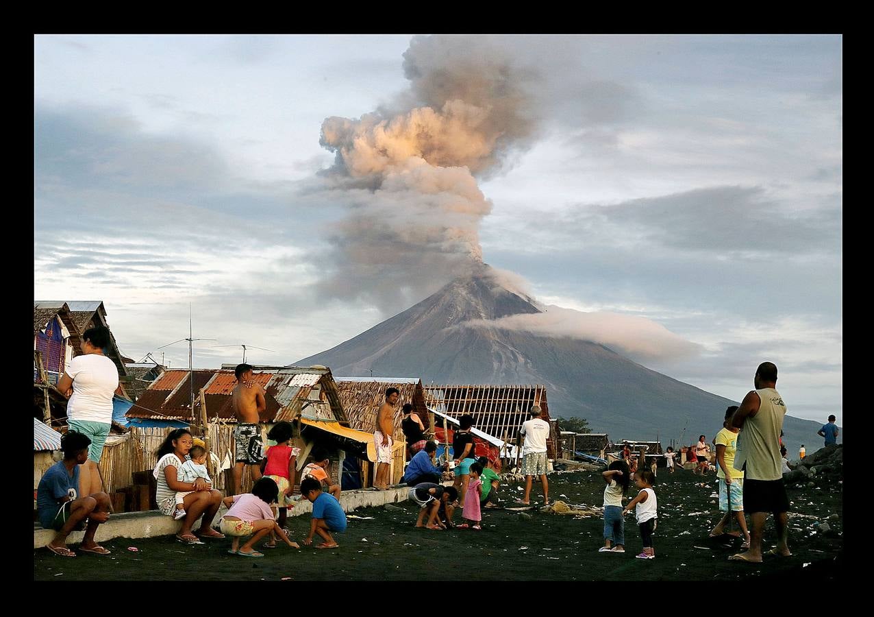 Alrededor de 70.000 personas han tenido que ser evacuadas desde que hace tres semanas el volcán Mayón, el más activo de Filipinas, entrara en erupción. El cráter, situado a 2.421 metros sobre el nivel del mar, se encuentra al norte de la ciudad de Legazpi, al sur de Manila. Las intensas expulsiones de magma produjeron columnas de cenizas y gases que superan el kilómetro de altura y han formado ríos de lava de más de 3 kilómetros de longitud desde la boca del volcán. Las autoridades mantienen la alerta. Se teme una explosión peligrosa en las próximas horas o días