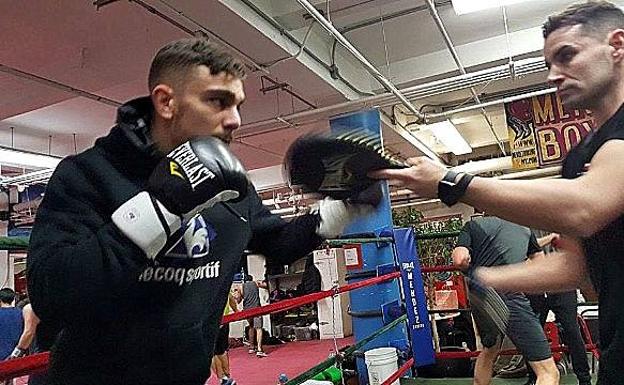 Jon Fernández preparando su duelo ante Fassinou. 