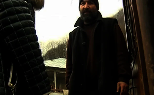 Amiran Devnozashvili atiende con cara de pocos amigos a un periodista que se acercó a su casa para preguntarle por sus hijos.