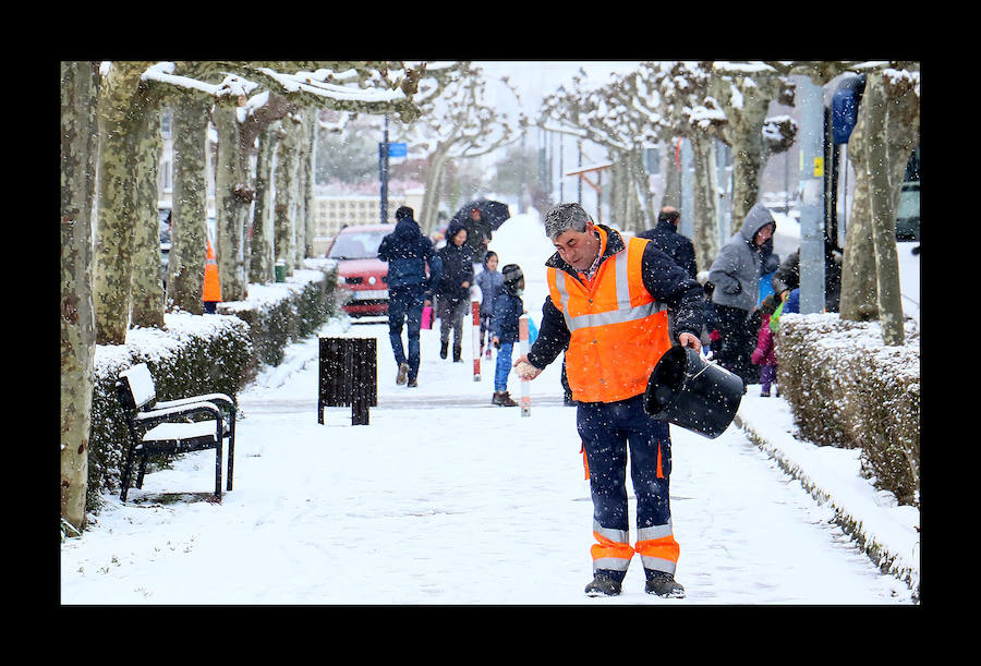 Vitoria amanece bajo un manto blanco