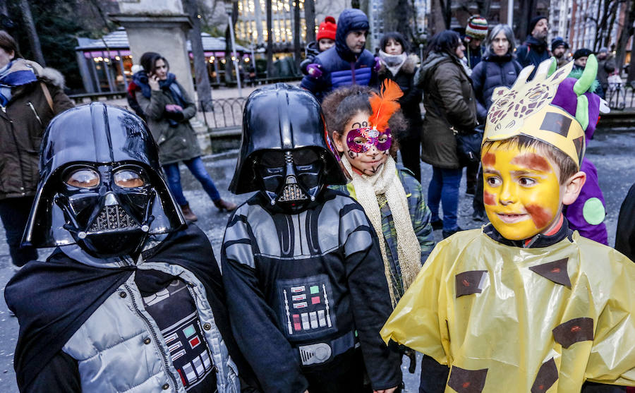 Como es tradición, esta fiesta ha dado el pistoletazo de salida a los carnavales con la ronda de coros infantiles por las calles y plazas de la capital alavesa